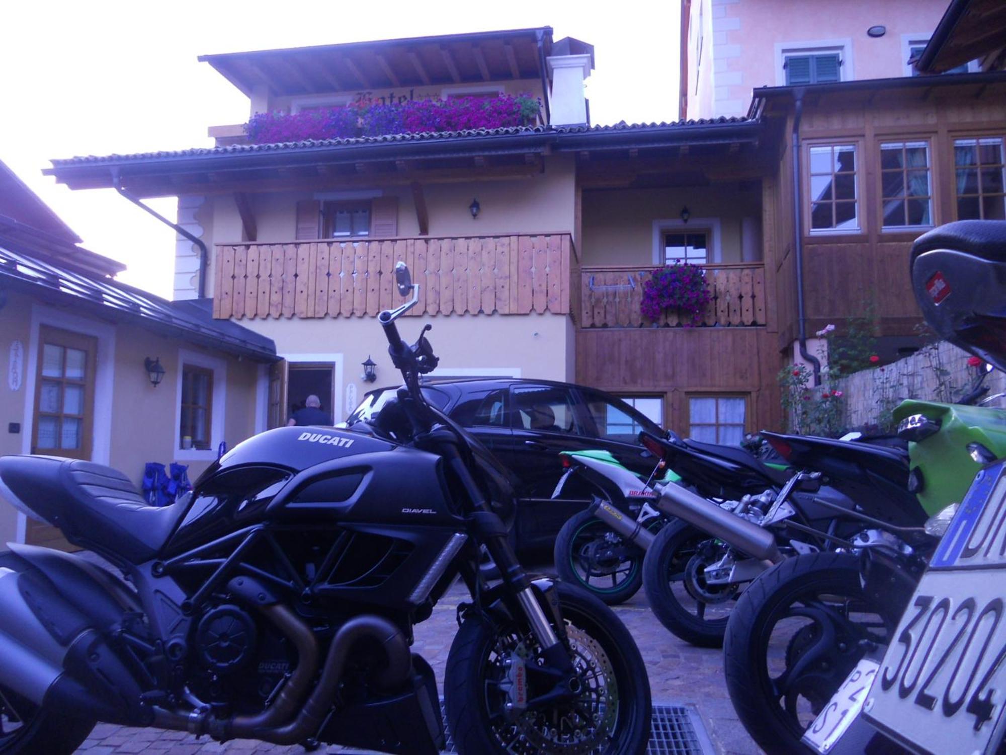 Hotel Garni Salvanel Cavalese Exterior foto