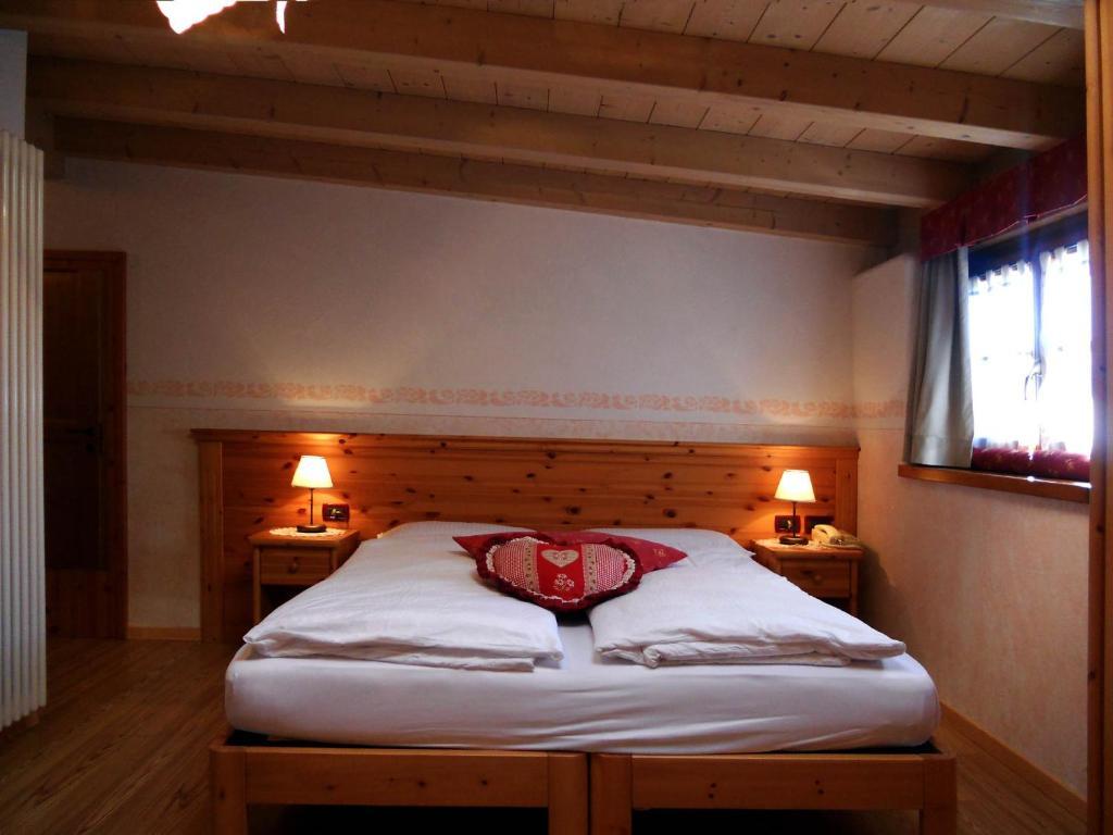 Hotel Garni Salvanel Cavalese Habitación foto